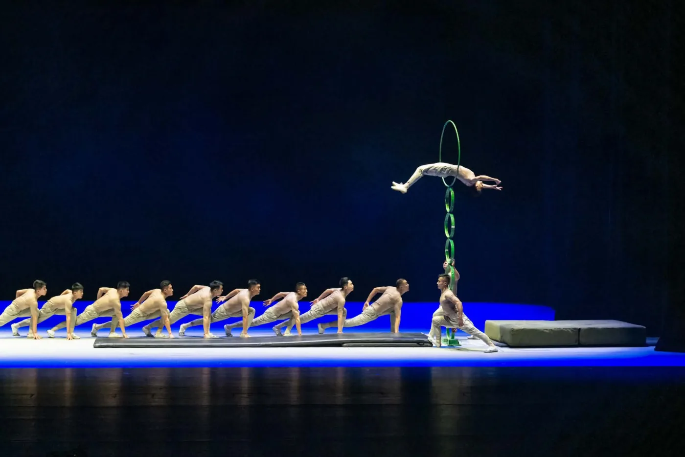 Liaocheng Acrobatic Troupe im Anlauf zum Sprung durch die Reifen