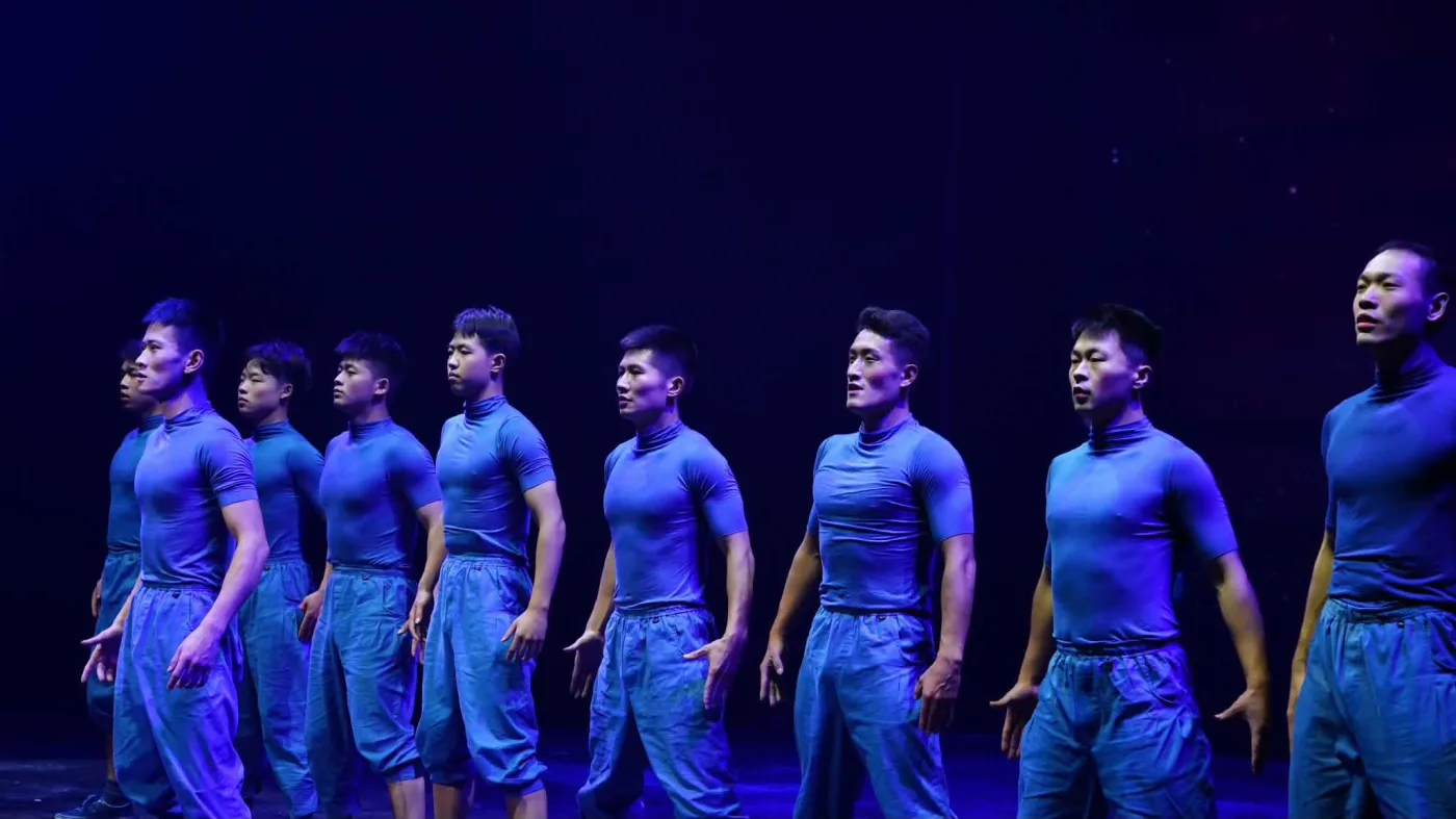 Artisten der Liaocheng Acrobatic Troupe in Formation auf der Bühne