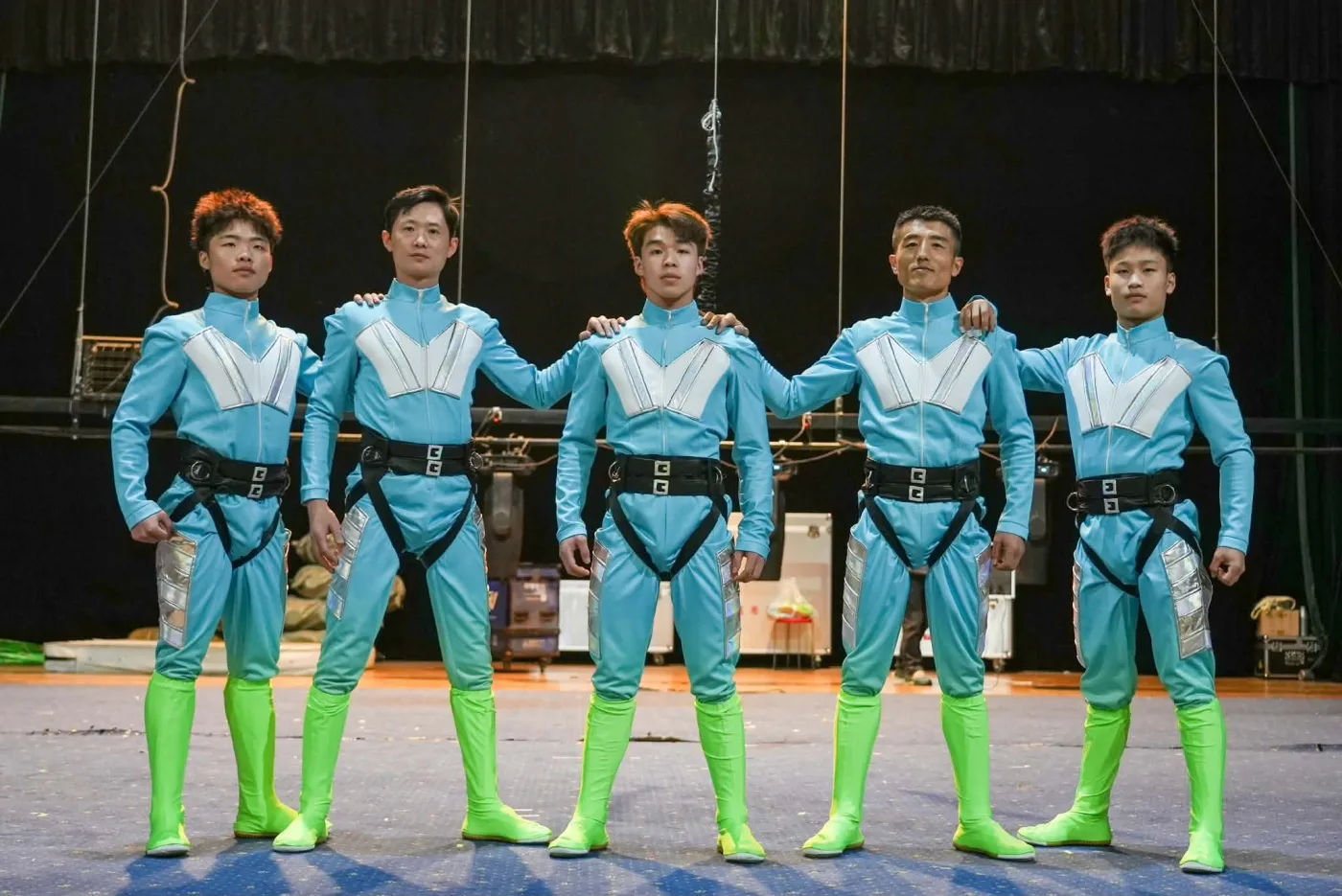 Die Liaocheng Acrobatic Troupe in den Kostümen des Flying-Bar-Acts