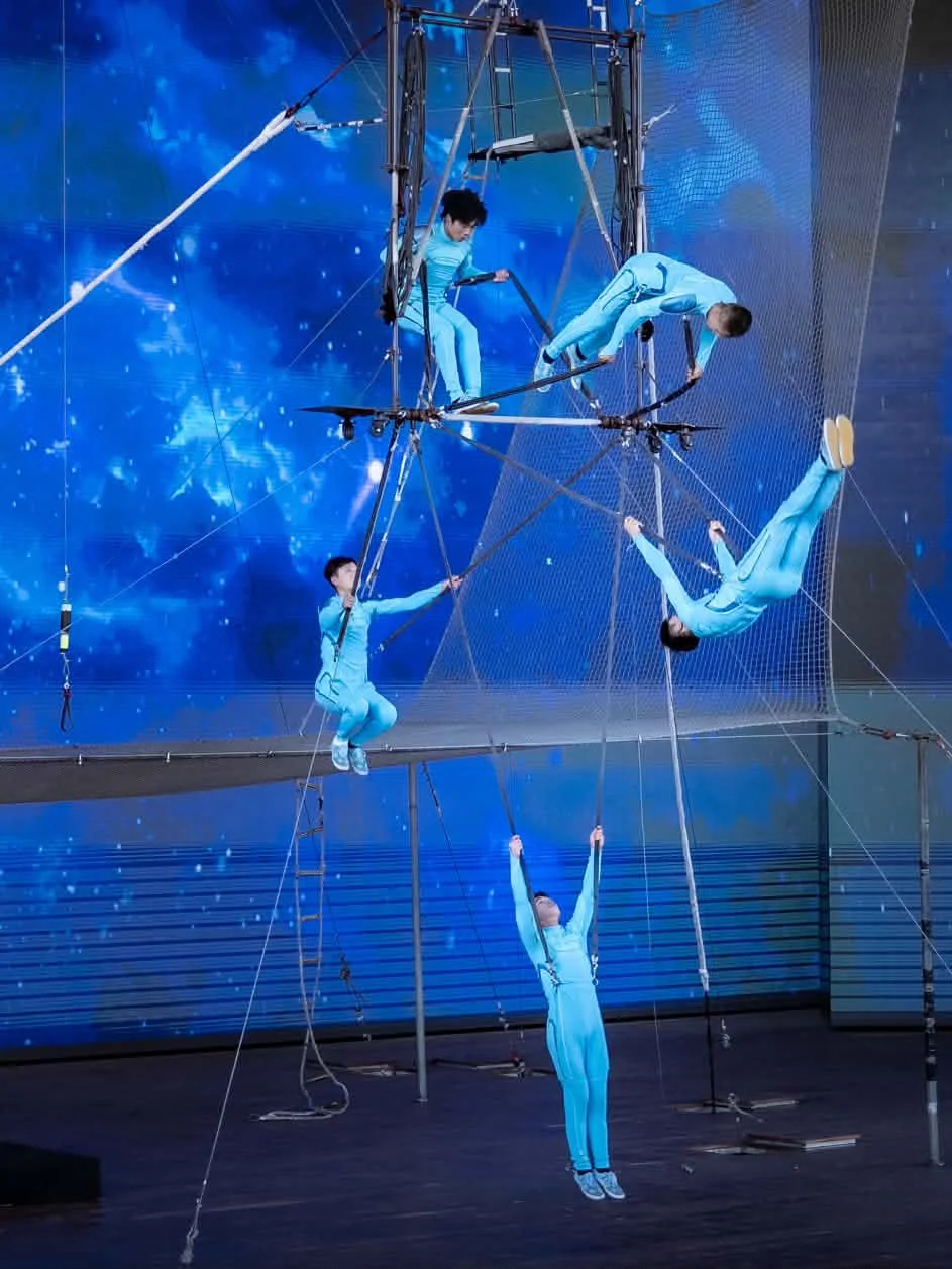 Liaocheng Acrobatic Troupe – Flying Bar hoch über dem Netz