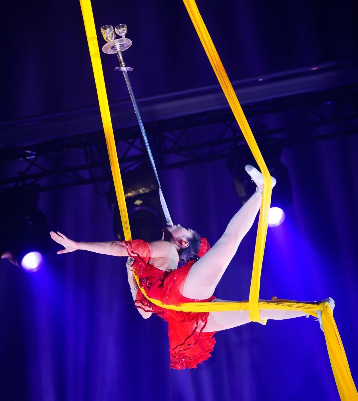 Luftakrobatik an den gelben Tüchern beim Erfurter Weihnachtscircus
