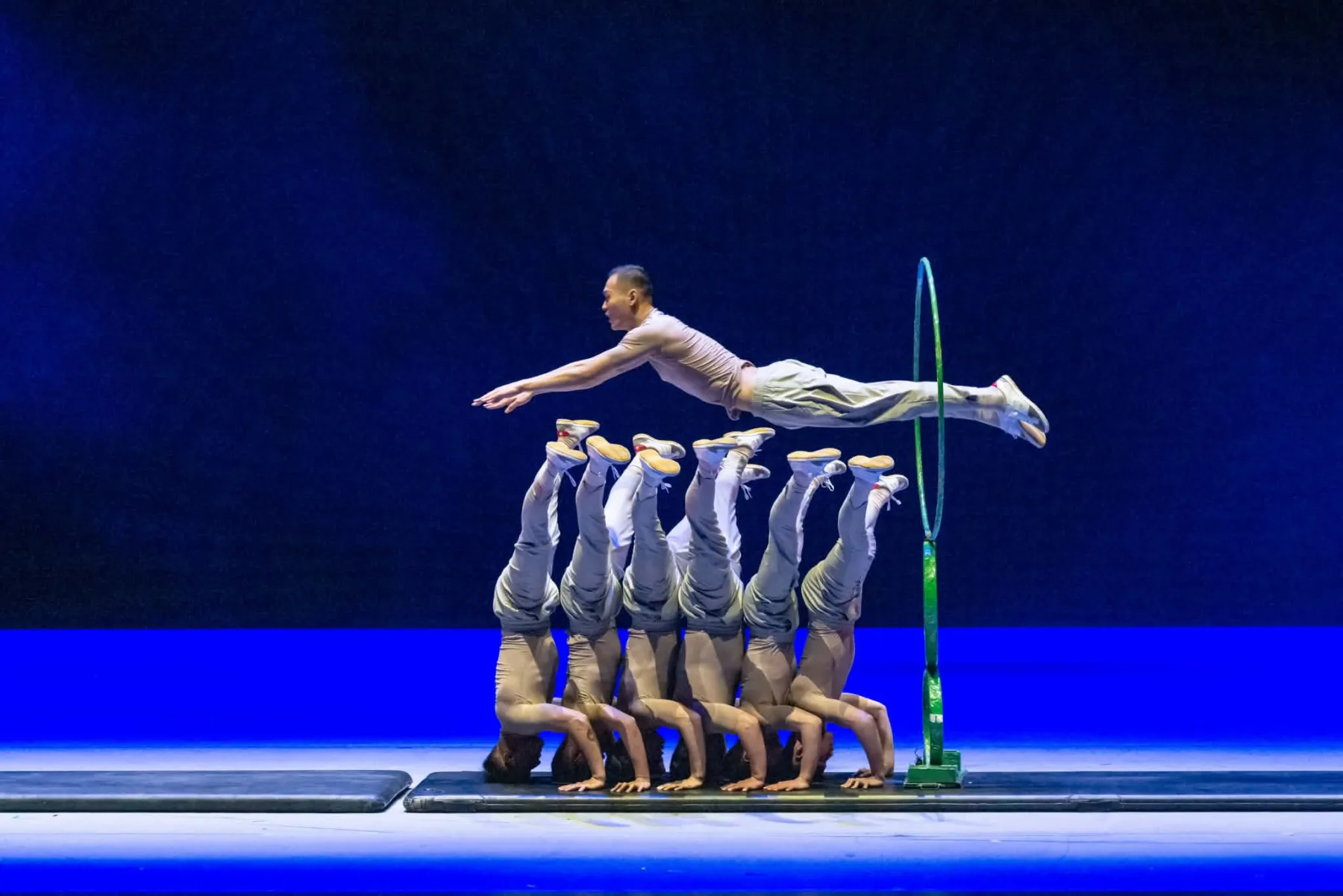 Liaocheng Acrobatic Troupe: Flugsprung über eine Reihe von Kopfständen