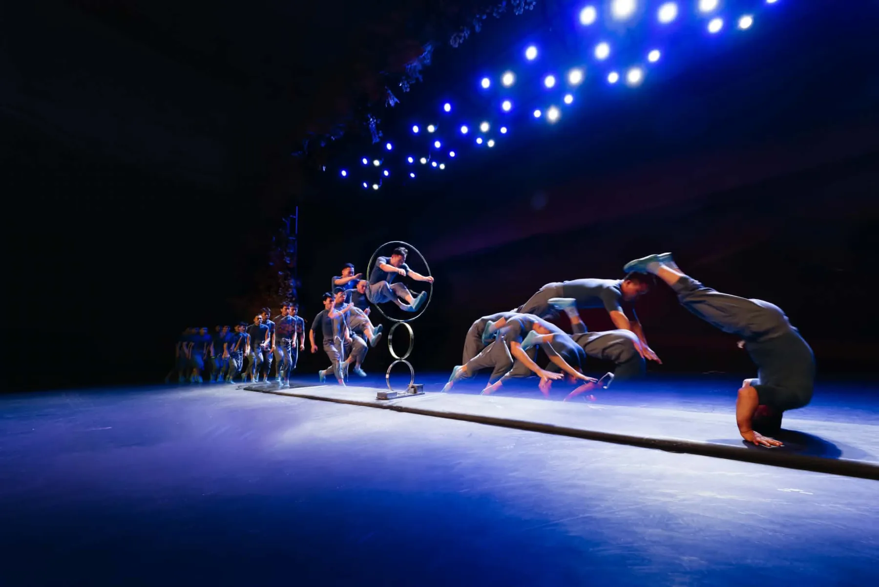 Liaocheng Acrobatic Troupe: Sprung durch den Reifen im Scheinwerferlicht